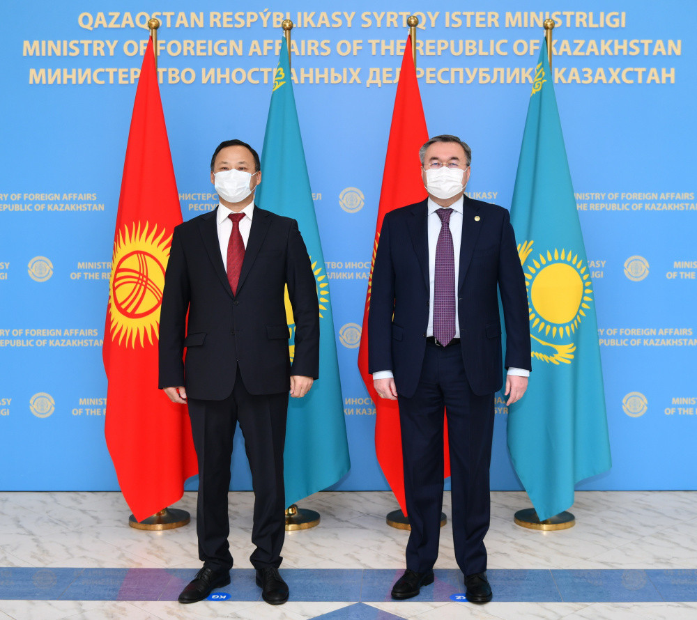 Министр Қырғызстандағы отандық кәсіпорындарға жасалған шабуылға алаңдаулы