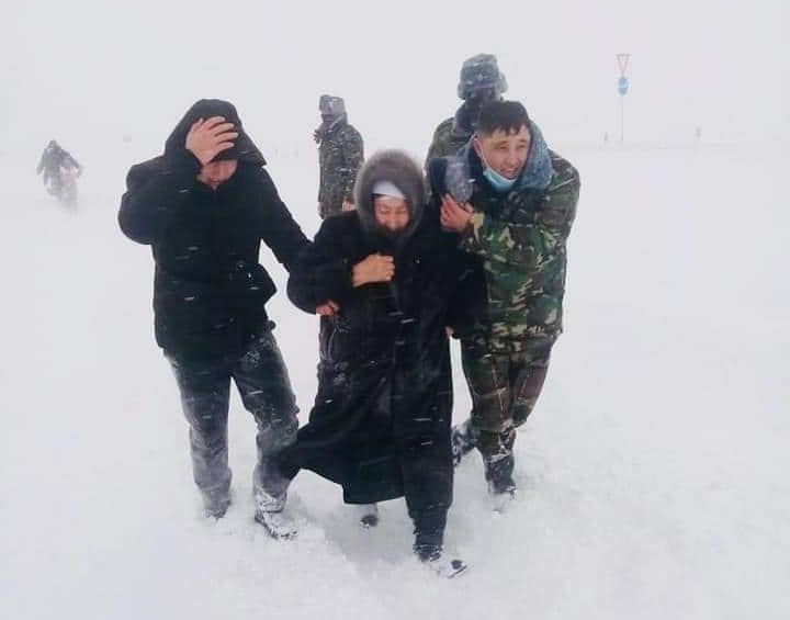 Түркістан облысында қарлы бораннан 400-ге жуық адам құтқарылған