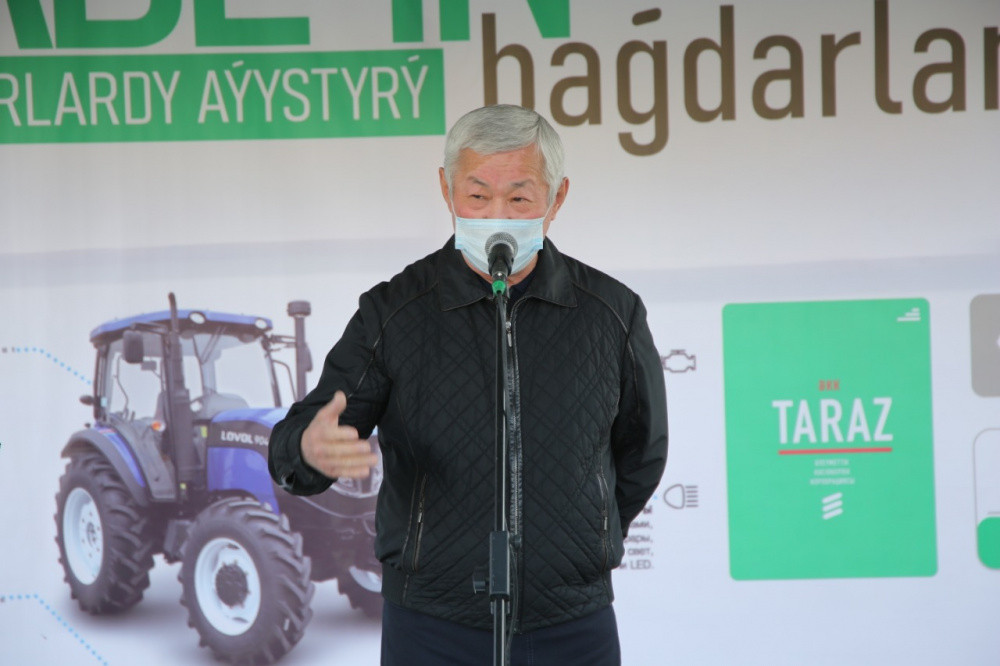 Сапарбаев Қазақстанда жасалған тракторды жүргізіп көрді 