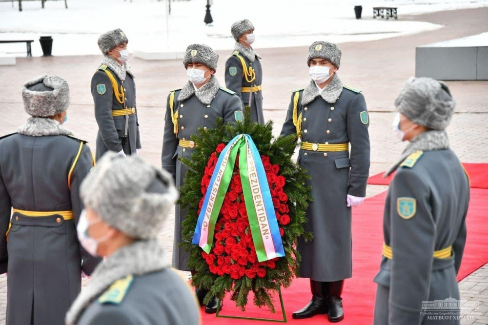 Мирзиёев елордадағы «Отан Қорғаушылар» монументіне гүл шоқтарын қойды