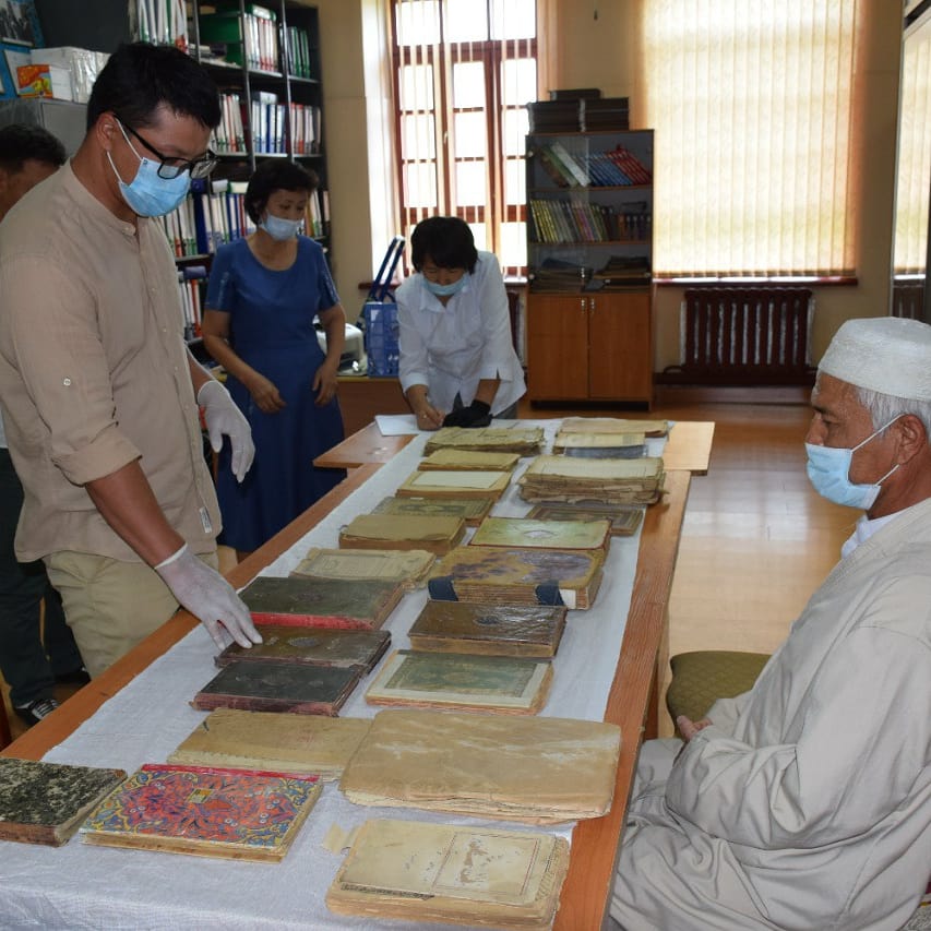 Түркістандық ақсақал музей қорына қолжазбалар мен көне кітаптар тапсырды