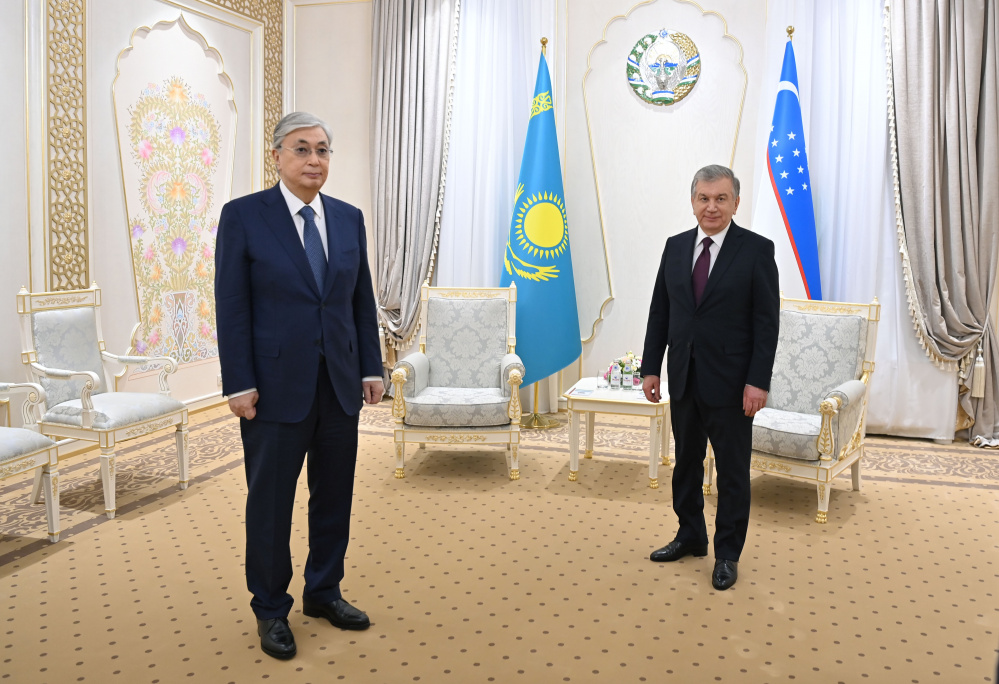 Тоқаев пен Мирзиёев жаңадан салынған Өзбекстанның Қазақстандағы елшілігіне барды