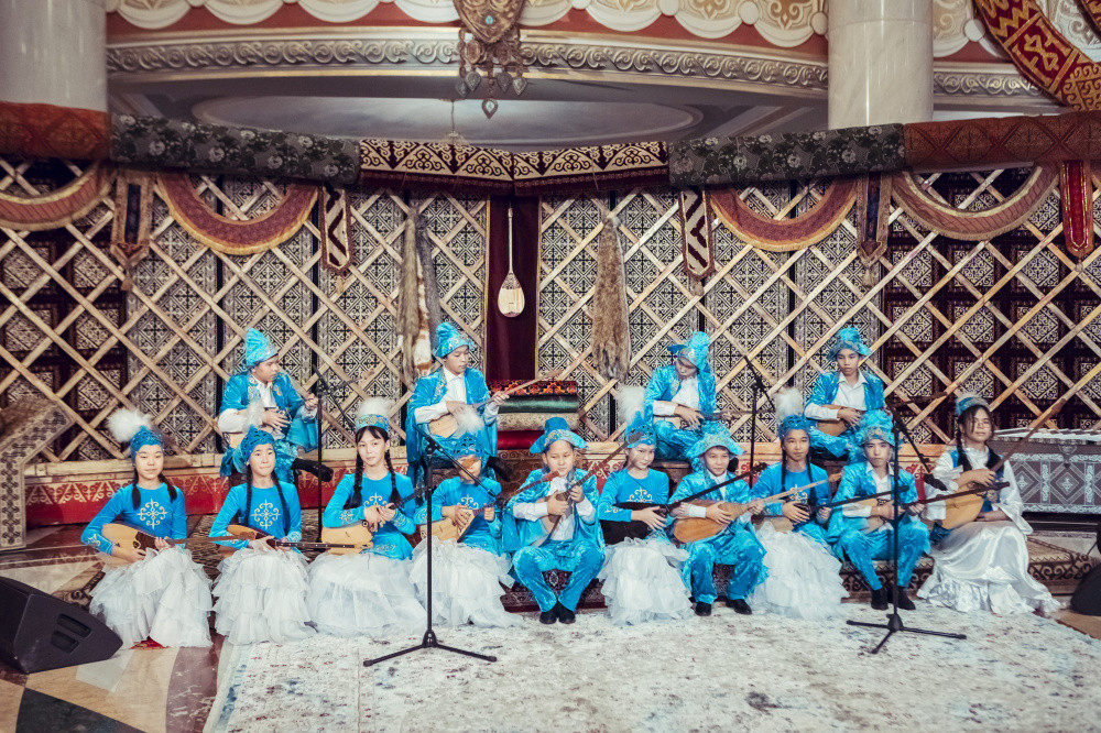 Назарбаева оқушыларға Динаның 160 жылдығына орай 160 домбыра сыйлады