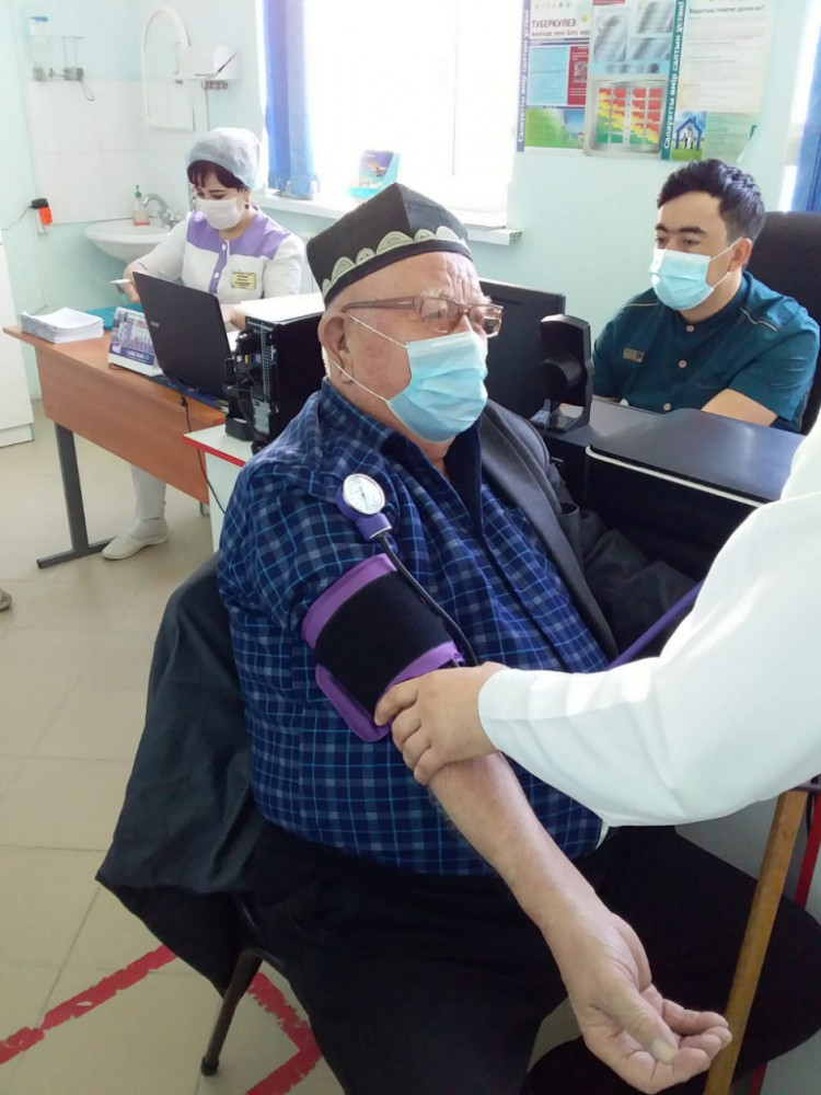 Шымкентте 90 жастағы қария КВИ-ге қарсы вакцина салдырды