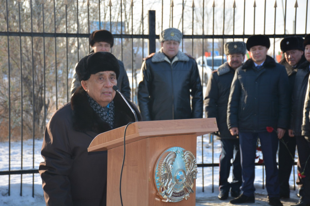 В Акжарском районе СКО открыта мемориальная доска в честь ветерана ВОв 6.JPG