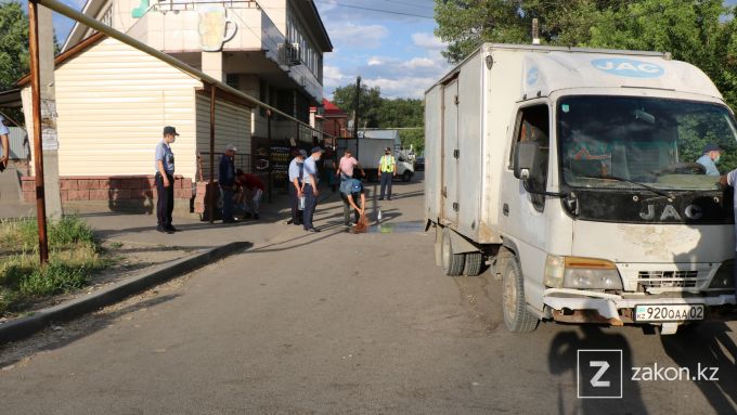 ﻿Алматыда самокат тепкен бала жүк көлігінің астына түсіп, қайтыс болды