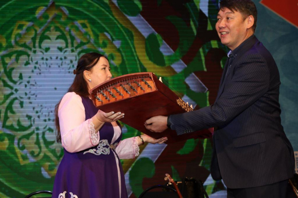 Түркістандық талантты балаларға музыкалық аспаптар сыйға берілді