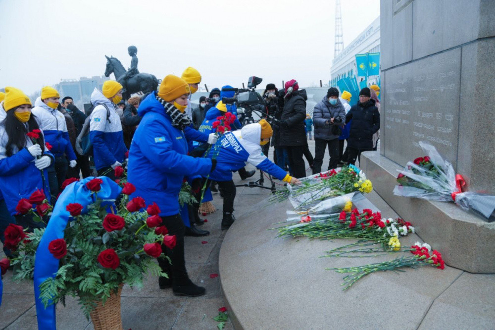 Саяси партия өкілдері Алматыдағы Тәуелсіздік монументіне гүл шоқтарын қойды