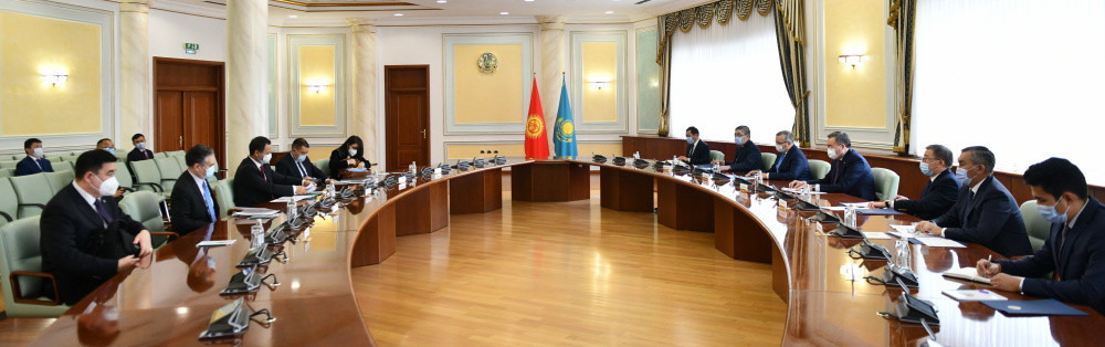Министр Қырғызстандағы отандық кәсіпорындарға жасалған шабуылға алаңдаулы