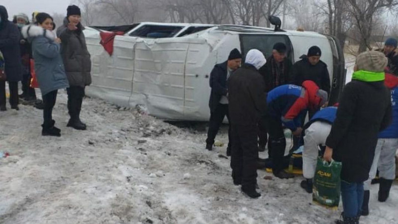 Алматы облысында перзентхана қызметкерлері мінген микроавтобус аударылып қалды